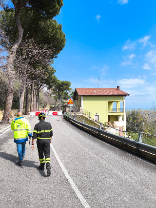 Paura per una grossa frana a Silvi Paese: case crollano dopo l’evacuazione